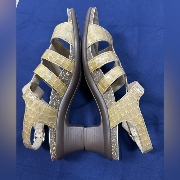 SAS Allegro Tan Sandals with Strappy Design and Cushioned Footbed Heeled - Picture 5 of 9